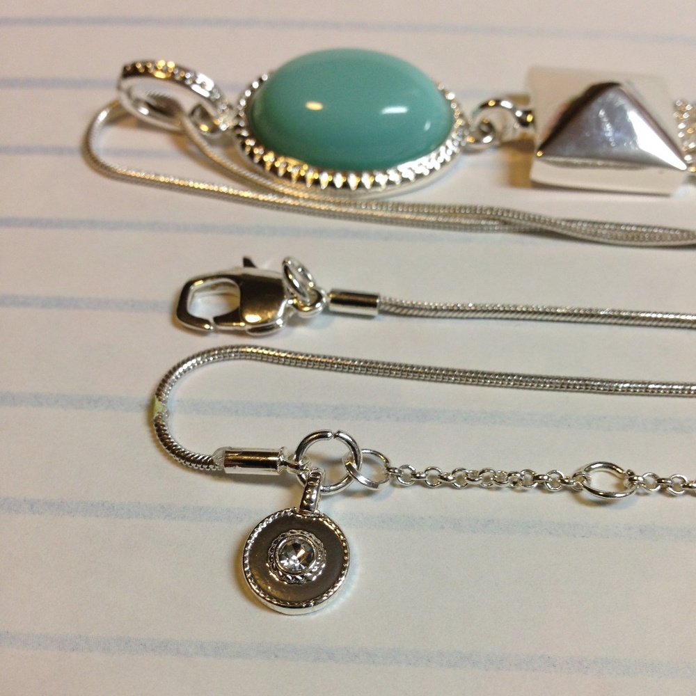 Jennifer Lopez's Silver Tone Necklace with Pendant - Picture 6 of 8